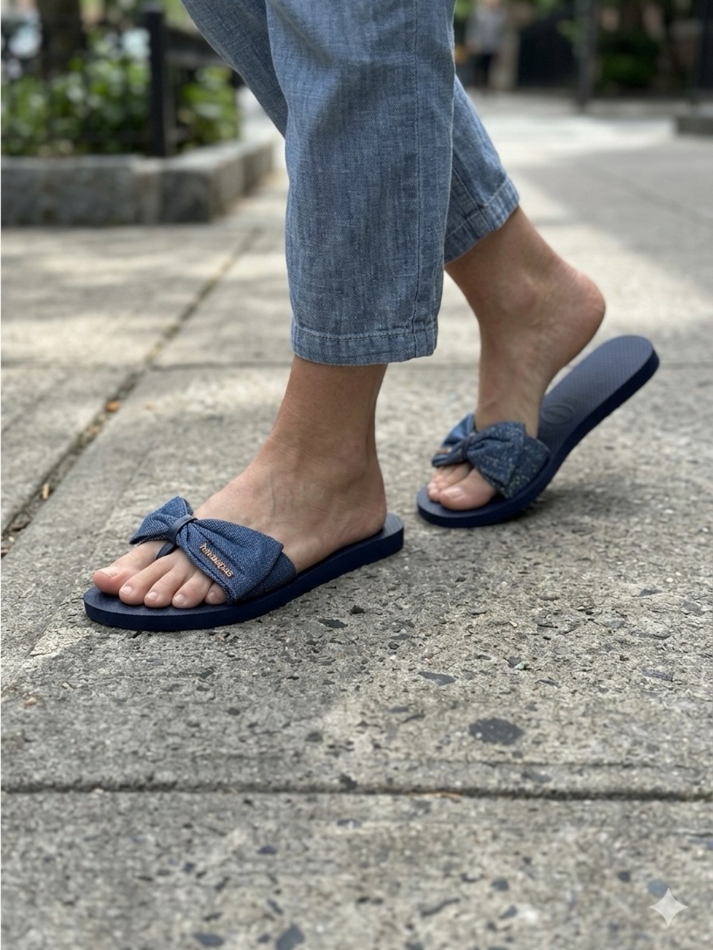 Havaianas Womens Denim Bow Slide Sandals in Navy